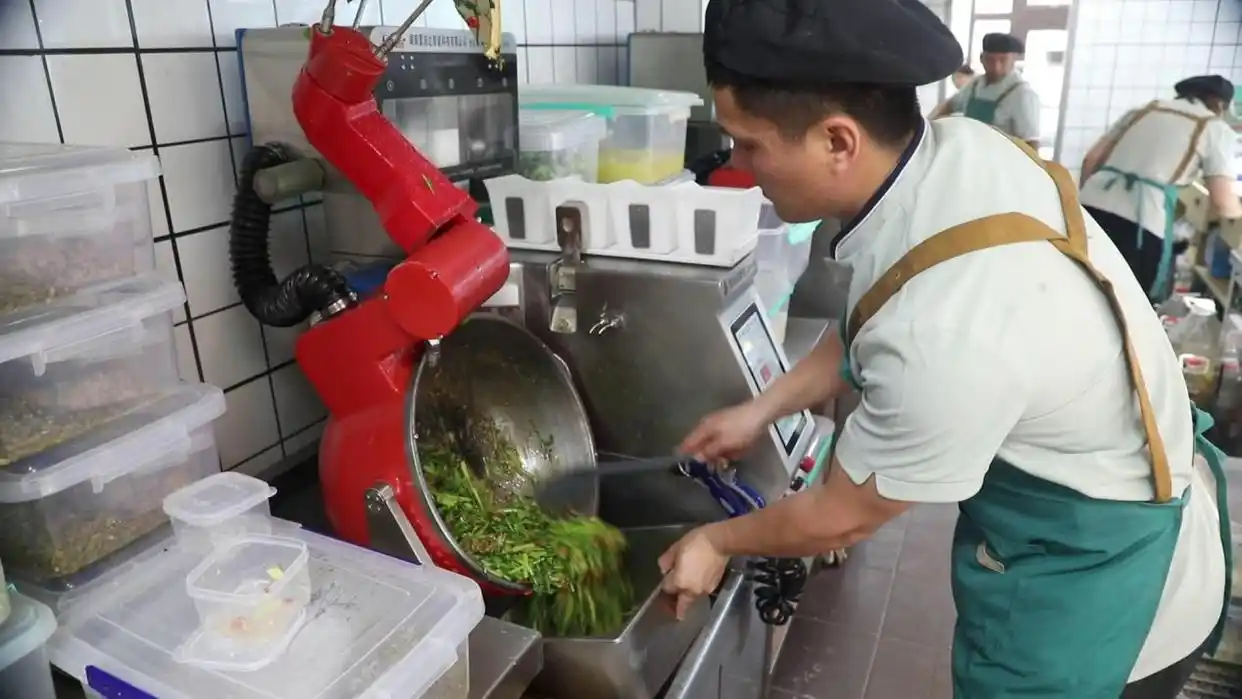 Kuche: Intelligent stir frying robot cafeteria exudes a technological flavor